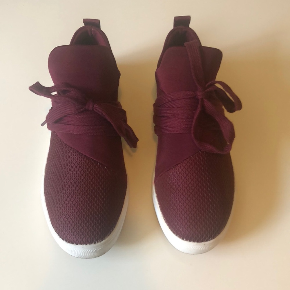 Tennis shoes